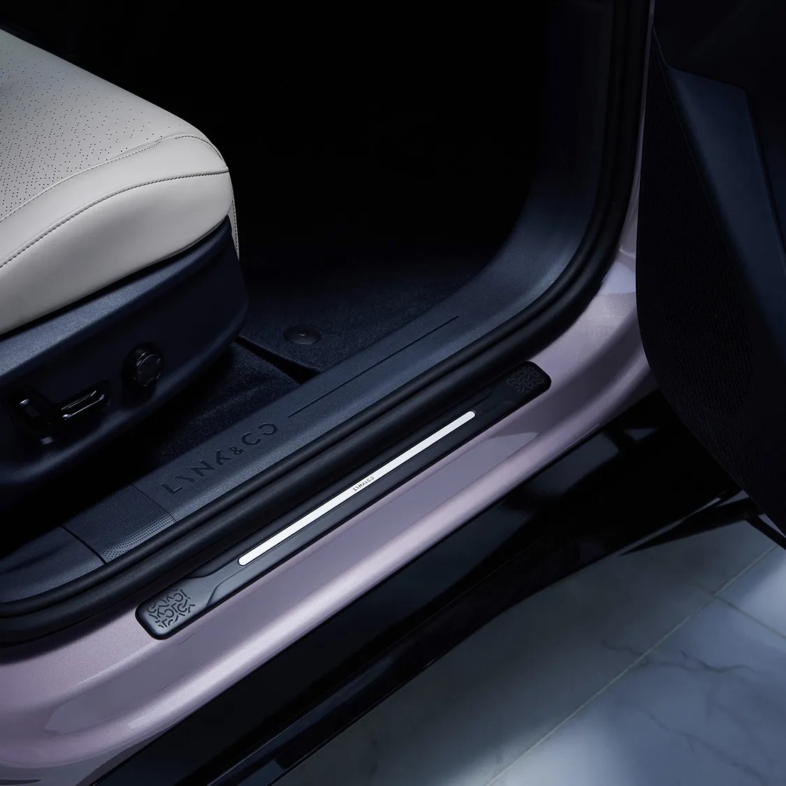 Защитные накладки на пороги Lynk & Co 2 Защитные накладки на пороги Lynk & Co — изображение 2