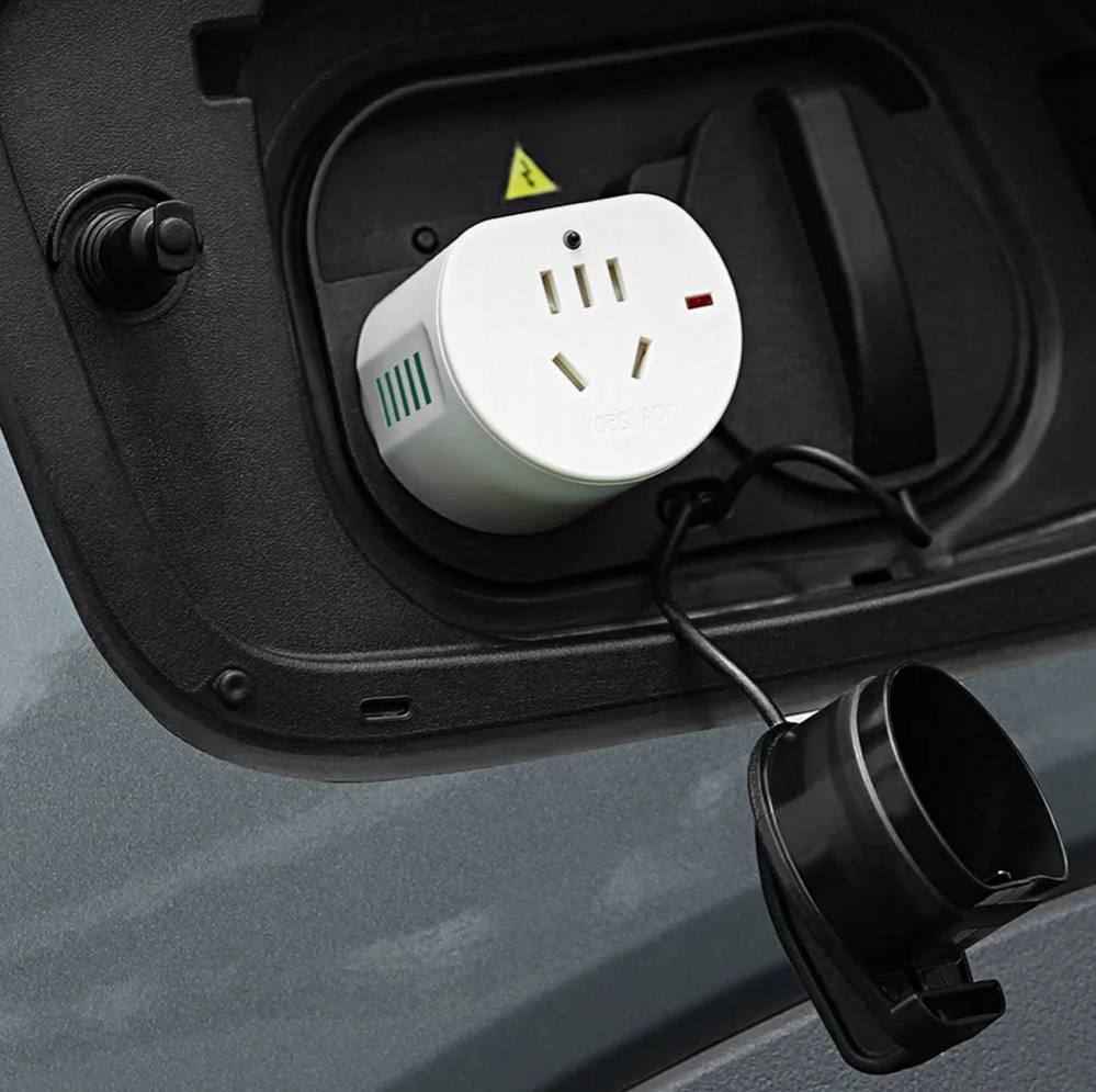 Разъём переменного тока для зарядки устройств в автомобиле Lynk & Co 3 Разъём переменного тока для зарядки устройств в автомобиле Lynk & Co — изображение 3