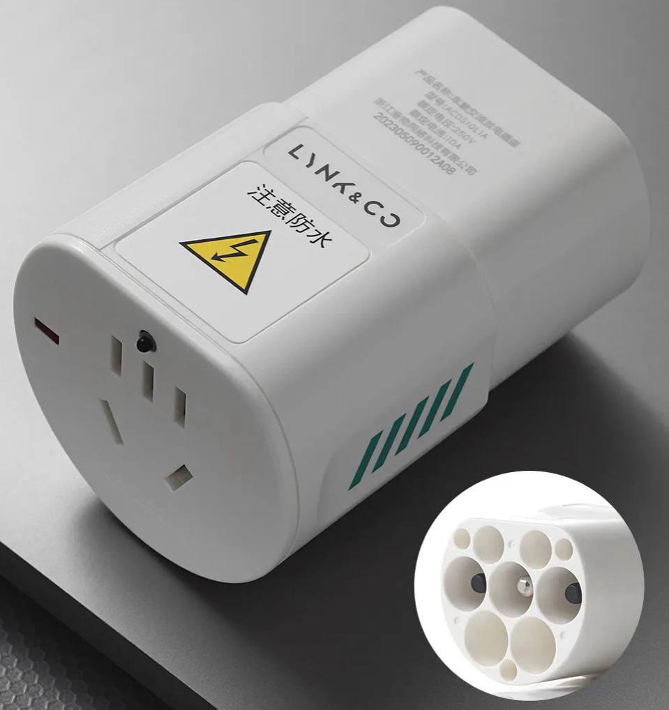 Разъём переменного тока для зарядки устройств в автомобиле Lynk & Co 5 Разъём переменного тока для зарядки устройств в автомобиле Lynk & Co — изображение 5