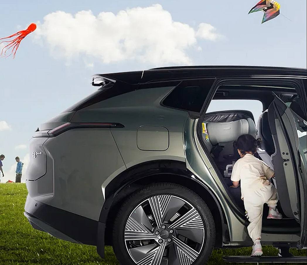 Электрические подножки LYNK&CO 08 3 Электрические подножки LYNK&CO 08 — изображение 3